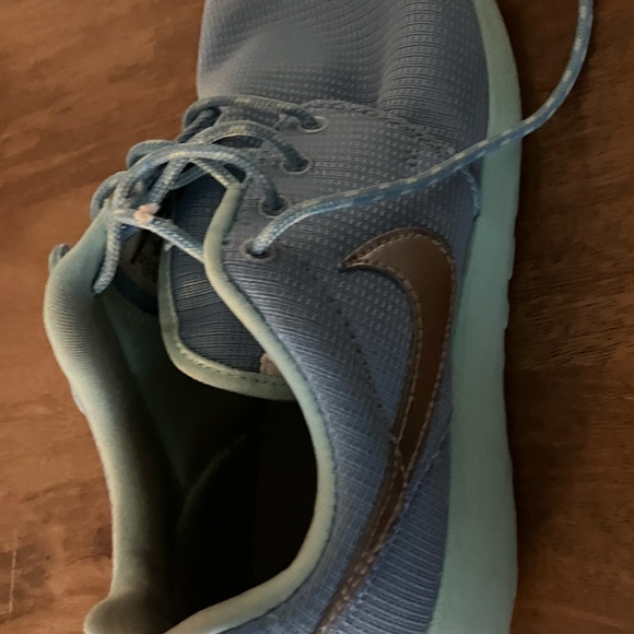 Used 2015 Nike Roshe Run Baby Blue Athletic Sneakers Sz US 7Y , ID = 599729-405. - Picture 7 of 13